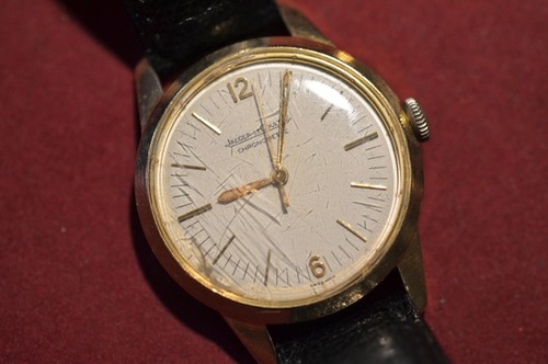 A yellow gold Jaeger-LeCoultre Geophysic with scratched original crystal sold two years ago at Antiquroum.