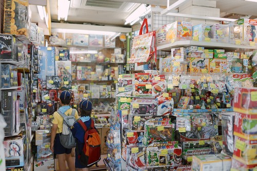 Children looking at toys in Nakamise.