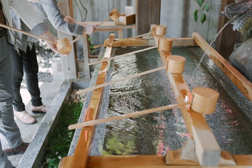 Visitors purifying their hands and mouth at Daijingu shrine.