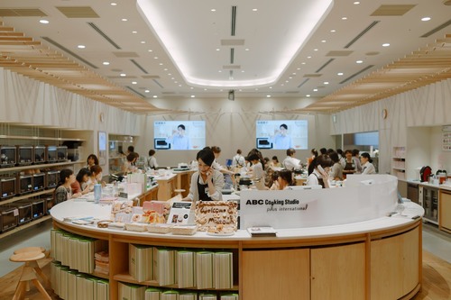People attending a cooking class in Roppongi.