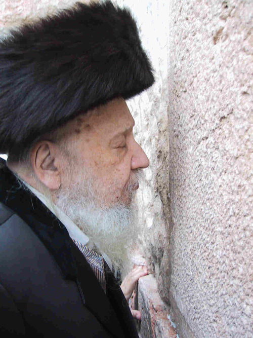 Click photo to download. Caption: Rabbi Levi Yitzhak Horowitz, known as the Bostoner Rebbe, at the Western Wall. Credit: Heshel/Wikimedia Commons.