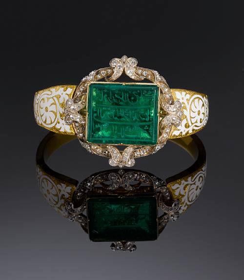 An inscribed Mughal emerald personal seal set in a diamond encrusted gold bangle and bearing the name of Major Alexander Hannay, an East India Company officer. Photo Bonhams