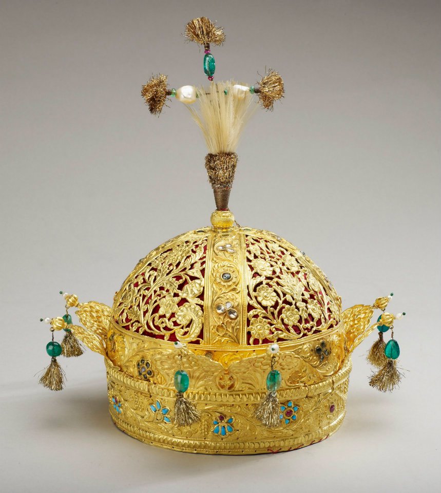 Crown of the Emperor Bahadur Shah II (the last Mughal emperor). 1850. Gold, turquoises, rubies, diamonds, pearls, emeralds, feathers and velvet. The Royal Collection©