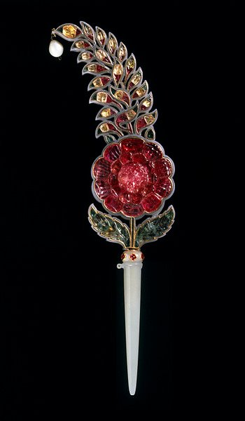 Turban ornament. 1700-1750. Wearing plumes in a turban indicated royal status in Mughal India. Nephrite jade, gold inset with rubies, emeralds, probably topaz, with gold foil, rock crystal and pearl. Photo: V&A