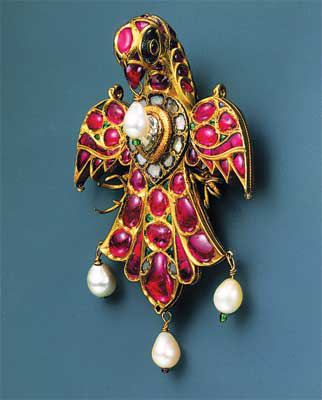 Kundan set eagle pendant. Mughal, India. Rubies, diamonds, pearls, enamel. Photo: The Al-Sabah collection.