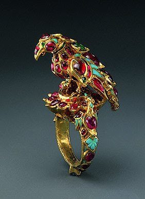 Bird Finger Ring (1st quarter of the 17th century), Indian, Mughal or Deccan - Gold, rubies, emeralds, turquoises; carving, kundan technique. Photo: The Al-Sabah collection.