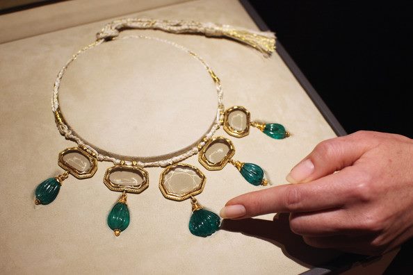 A Mughal masterpiece. The necklace features five pendant diamonds (Origin: Golconda mines, India) with emerald drops. The central stone weighs 28 cts. and is the largest table-cut diamond known. The five surrounding stones—weighing 96 cts. collectively—comprise the largest known Matching set of table-cut diamonds from the 17th century. It is believed that the jewel once belonged to a Mughal emperor.