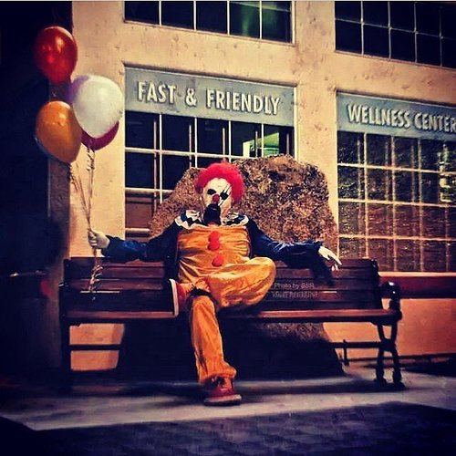 creepy-clowns-stalking-the-town-of-wasco-california