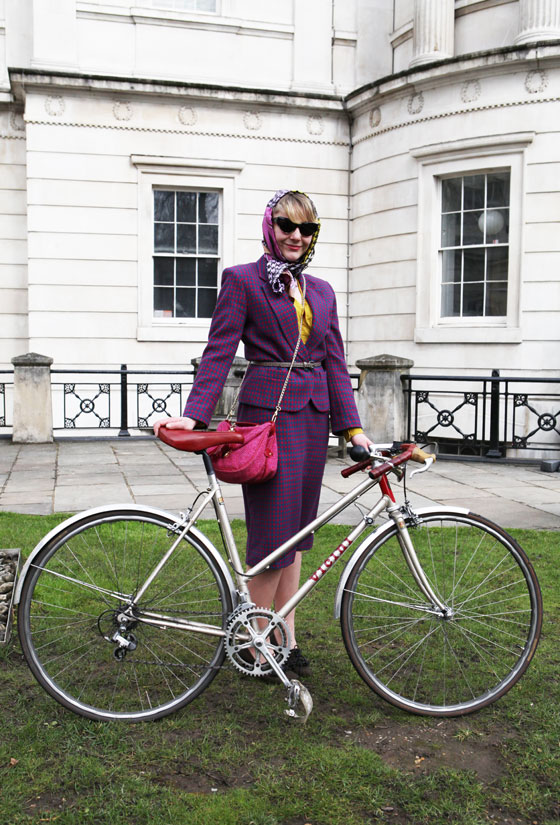 bike pretty, bike pretty, pretty bike, girls on bikes, outfit ideas, cycle style, fashion bike, bike fashion, bike chic, chic bike, bike style, girl on bike, bike lady, cycle chic, houndstooth, magenta, tweed run, vintage, london, cyclodelic