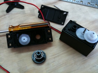Looking at the underside of the top of the servo