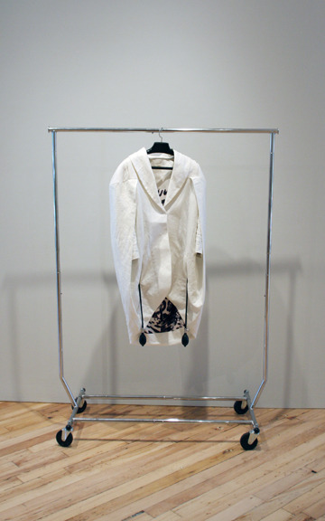 An inflatable shoulder jacket in white linen with leopard satin lining