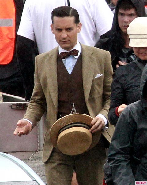 Tobey Maguire in costume on THE GREAT GATSBY set — GeekTyrant