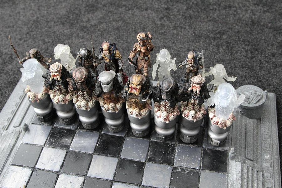 Aliens Vs. Predator Chess Set — GeekTyrant