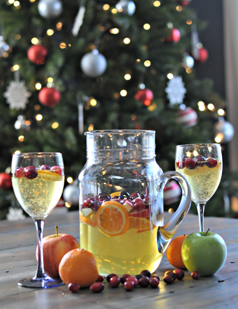 Holiday Sangria from Decor and the Dog | Christmas Cocktails
