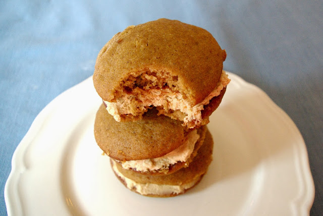 Apple Butter Whoopie Pies with Peanut Butter Filling are a warm, spiced, autumnal treat | www.thebatterthickens.com