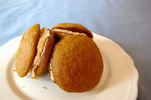Apple Butter Whoopie Pies with Peanut Butter Filling are a warm, spiced, autumnal treat | www.thebatterthickens.com