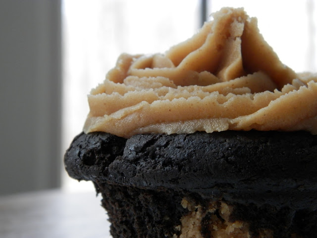 Peanut Butter Chocolate Cupcakes | www.thebatterthickens.com