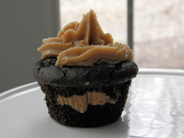 Peanut Butter Chocolate Cupcakes | www.thebatterthickens.com