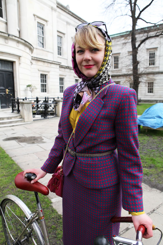 bike pretty, bike pretty, pretty bike, girls on bikes, outfit ideas, cycle style, fashion bike, bike fashion, bike chic, chic bike, bike style, girl on bike, bike lady, cycle chic, houndstooth, magenta, tweed run, vintage, london, cyclodelic