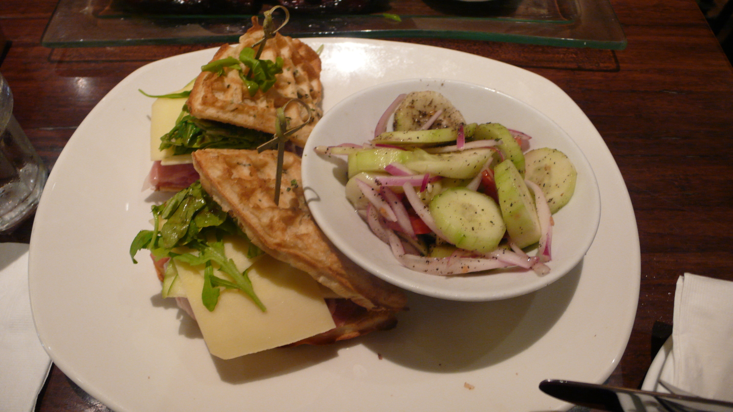 今天看到菜單選了很特別的鬆餅三明治 Prosciutto & Apple Waffle Sandwich 