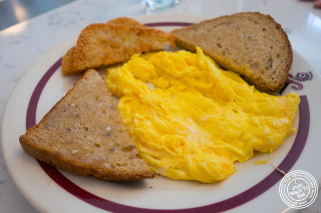 image of scrambled eggs at Schnackenberg's in Hoboken, NJ