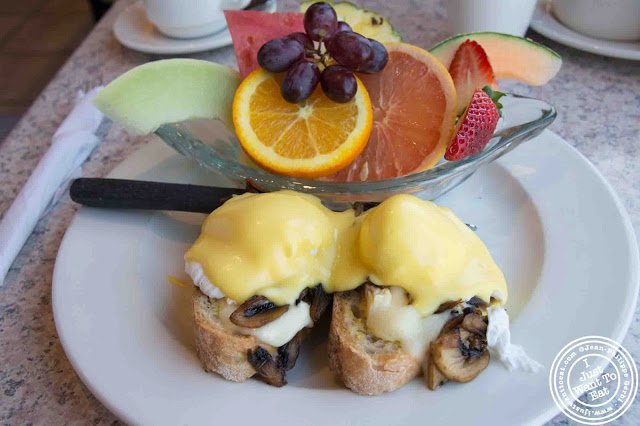 image of eggs benedict at O gateries in Longueuil near Montreal, Canada